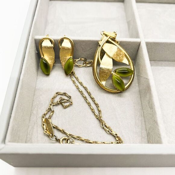 Vintage Whiting and Davis Jewelry Set Necklace Clip On Earrings Gold Jade Green - Picture 1 of 3